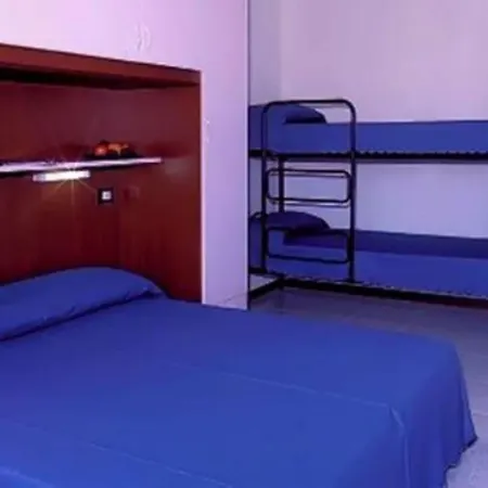 Charming With Terrace דירה