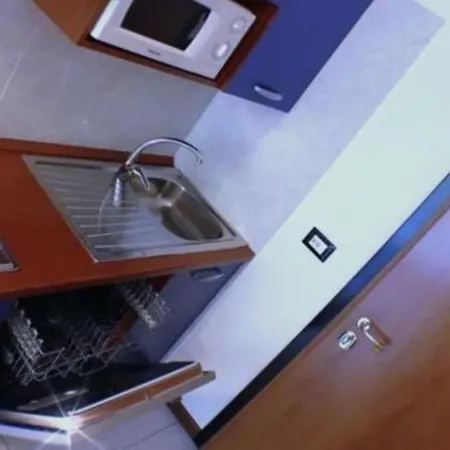 Charming With Terrace דירה